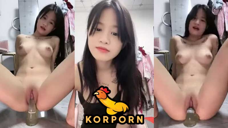 คลิปหลุดช่วยตัวเอง สาววัยใสหีสวยโชว์เล่นเสียวกับควยปลอม วัยรุ่นน่ารักแก้ผ้าเขี่ยหีแหวกกลีบหีเนียนไร้หมอย เย็ดควยปลอมขย่มกระแทกน้ำหีไหล