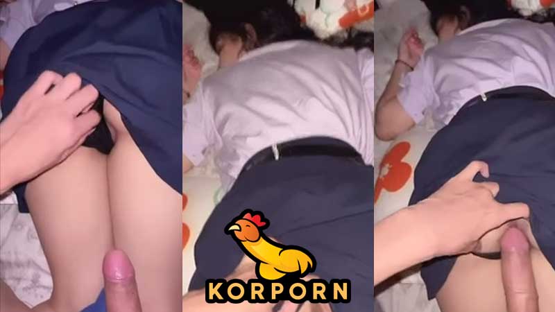 คลิปหลุดนักเรียน แอบลักหลับน้องสาว ถกกระโปรงเสียบควยเย็ด แอ่นตูดเย็ดท่าหมาxxx ควยใหญ่ยาว จับเสียบรูหีนักเรียนคาชุด หีสวยน้ำหีฉ่ำๆ