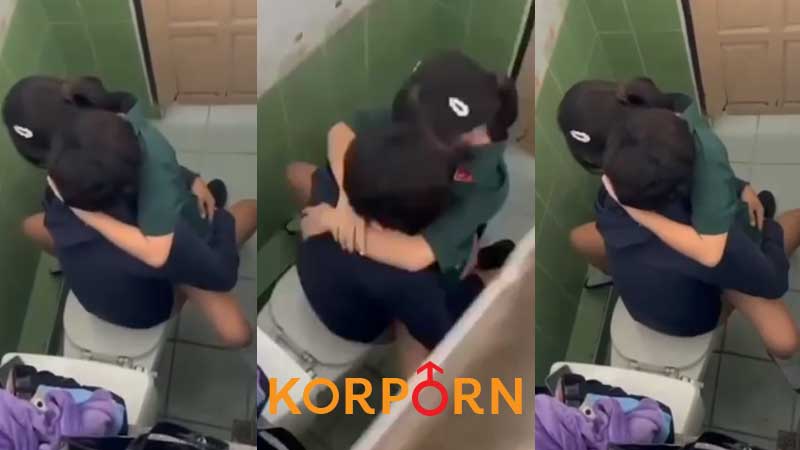 คลิปหลุดแอบถ่าย นักเรียน โดดเรียนมาให้หนุ่มช่างกลซั่มจิ๋มในห้องน้ำ xxx ขย่มควยบนชักโครก เอวพริ้วมาก อายุแค่นี้เอาแต่เย็ดเก่งเหมือนผู้ใหญ่