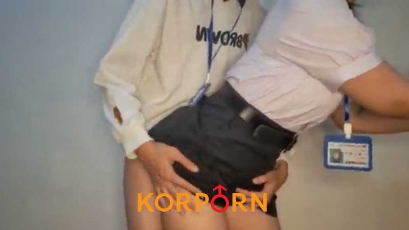 คลิปหลุดไทย ไอ้หนุ่มครูฝึกสอน มาไม่สอนกี่เดือน ได้เย็ดหีนักเรียน xxx ครูแอบเย็ดกับลูกศิษสาวที่บ้านพัก หุ่นอวบนมใหญ่เต็มมือ ยืนเย็ดอย่างมันส์